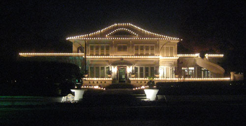 Picture of a house decorated with C9mini lights